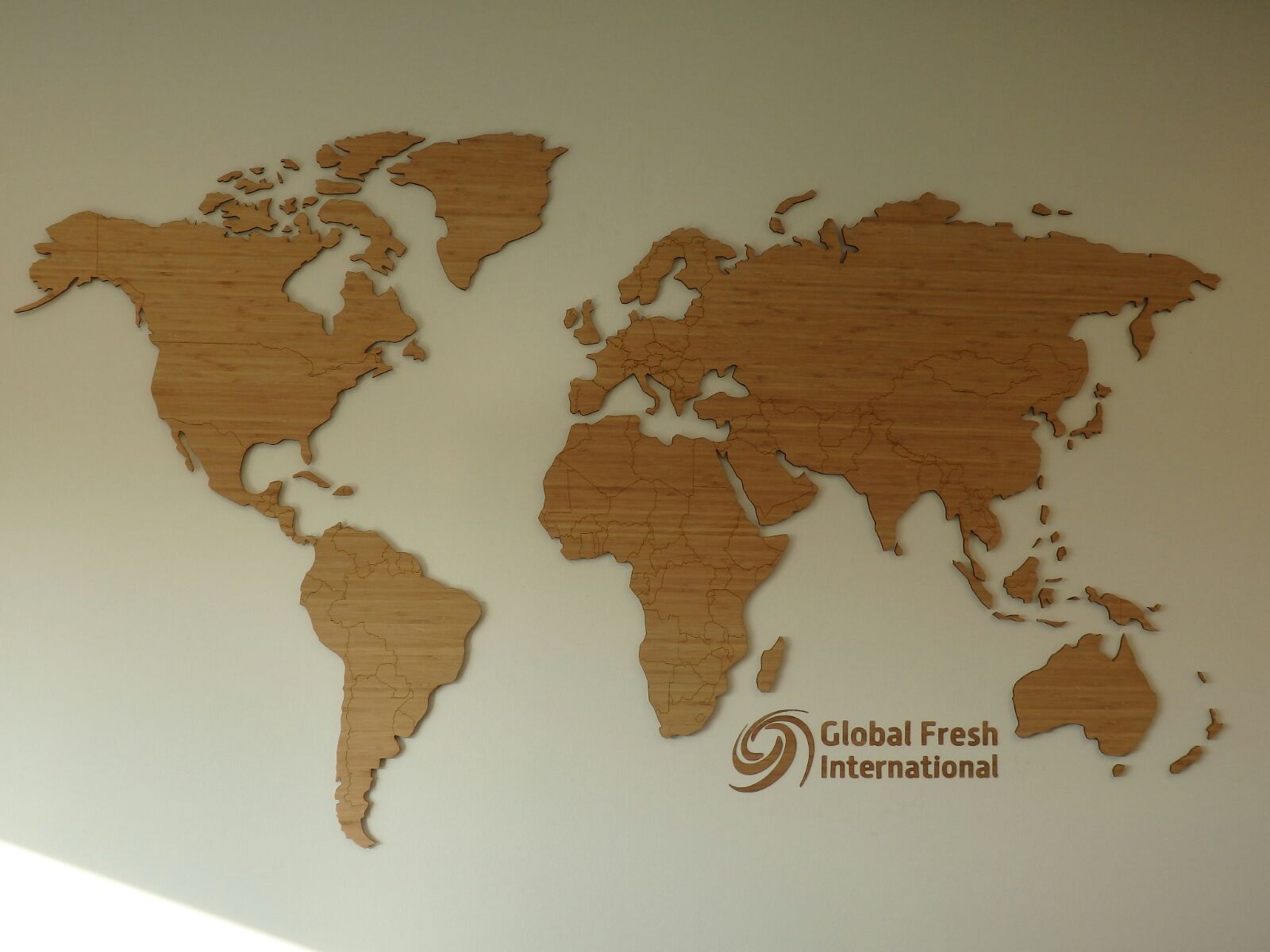 Bij Global Fresh International hebben we deze wereldkaart in het kantoorpand opgehangen. Daarnaast hebben we ook het eigen logo toegevoegd.
