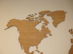 Bij Global Fresh International hebben we deze wereldkaart in het kantoorpand opgehangen. Daarnaast hebben we ook het eigen logo toegevoegd. 