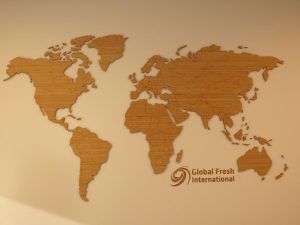 Bij Global Fresh International hebben we deze wereldkaart in het kantoorpand opgehangen. Daarnaast hebben we ook het eigen logo toegevoegd. 